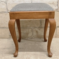 kvadratisk-saede-lys-eblaat-fløjl-polstring-let-svungne-trae-ben-gammel-taburet